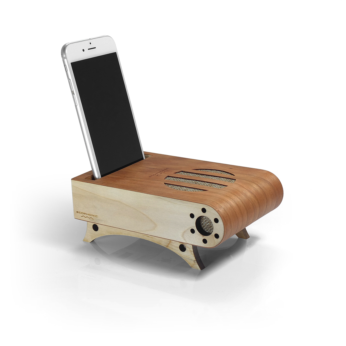 Amplificador de sonido aprovecha las características acústicas de la madera  para potenciar el volumen de un smartphone